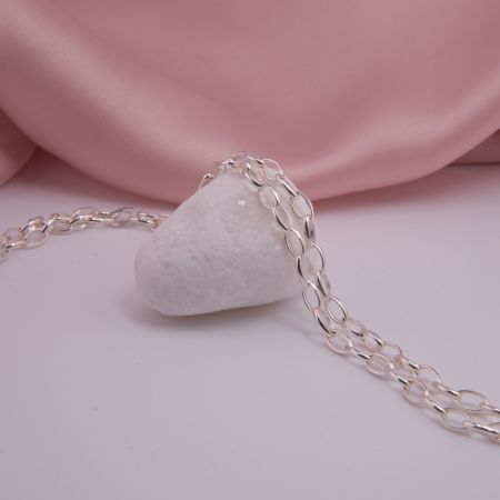 Nahaufnahme der ovalen Erbskette Clara aus poliertem 925 Sterling Silber (3,5 mm Breite).